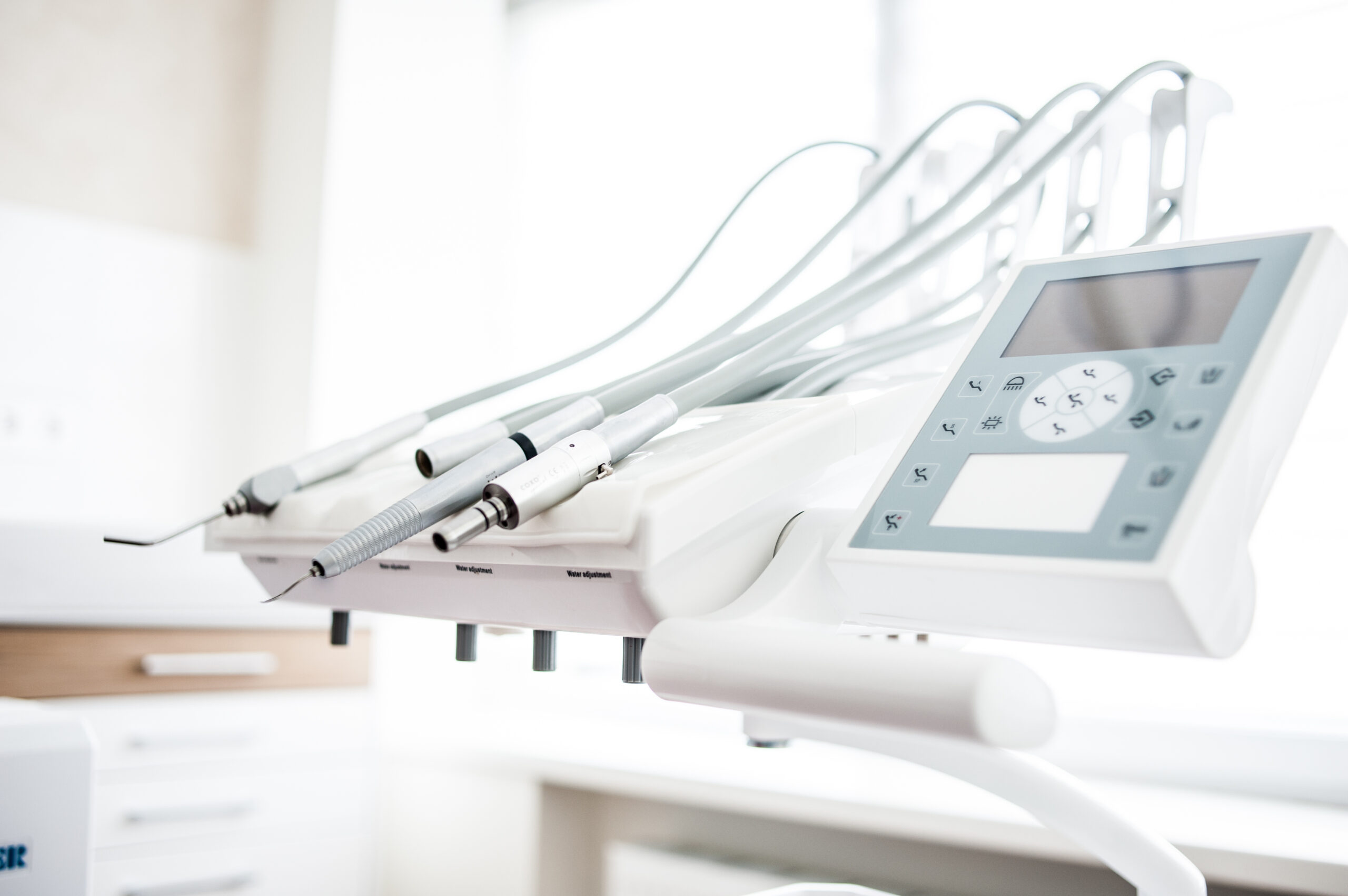 厳格な法規制と書類の校正を行う専門家の手元